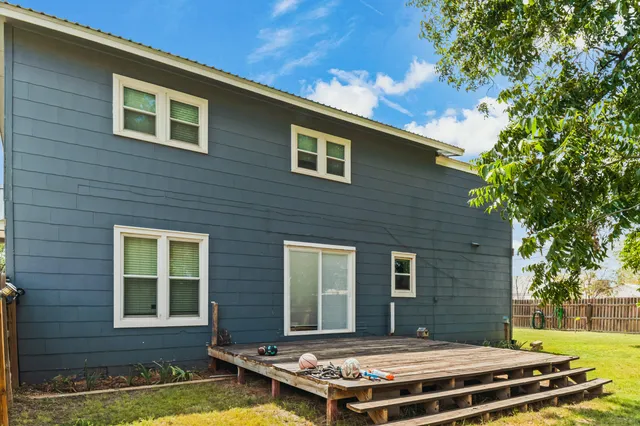 a view of a house with a backyard