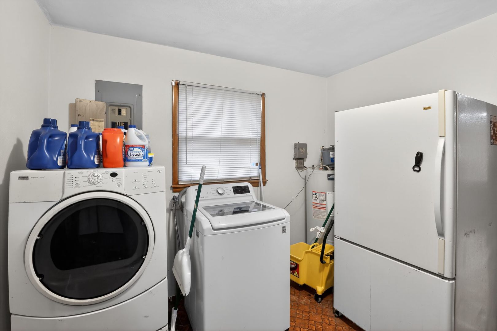 1531 North Charleston Road Salem, IL 62881 - Photo 33 of 34 a utility room with dryer and washer