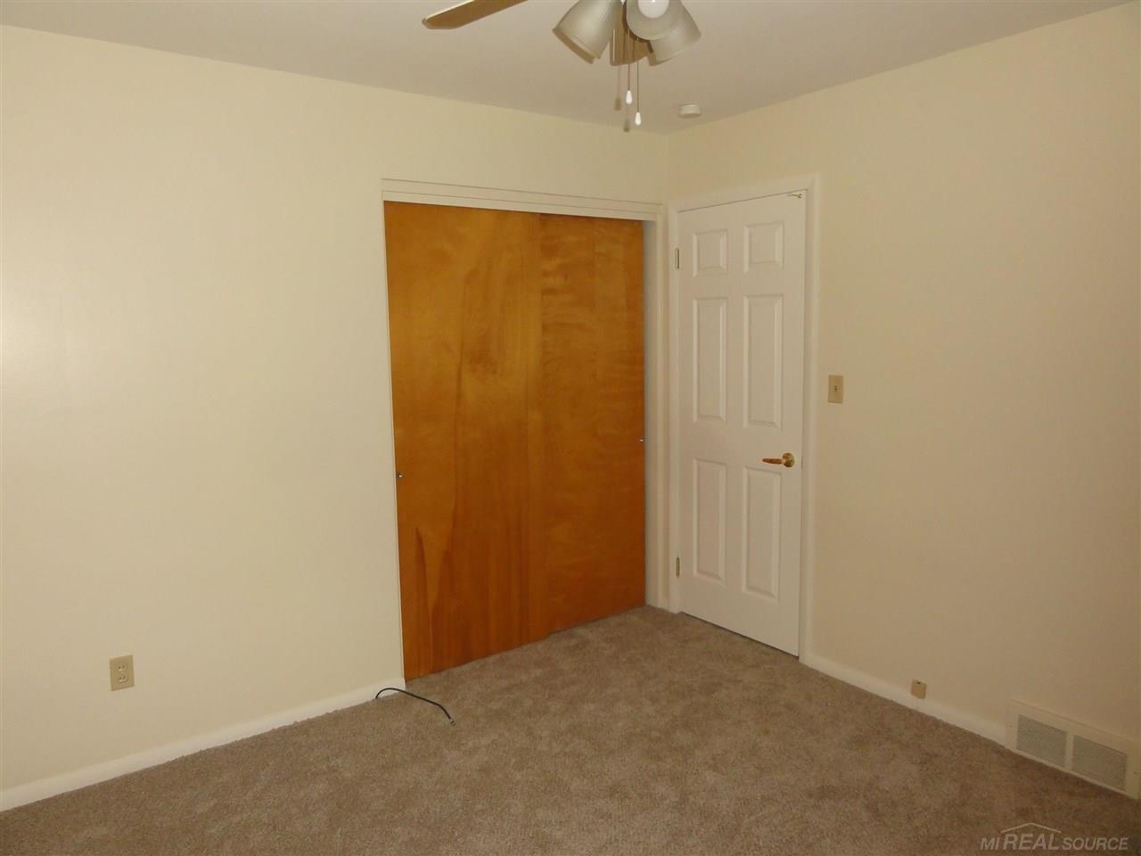 16770 Bell Eastpointe, MI 48021 - Photo 10 of 33 50068423-11.JPG