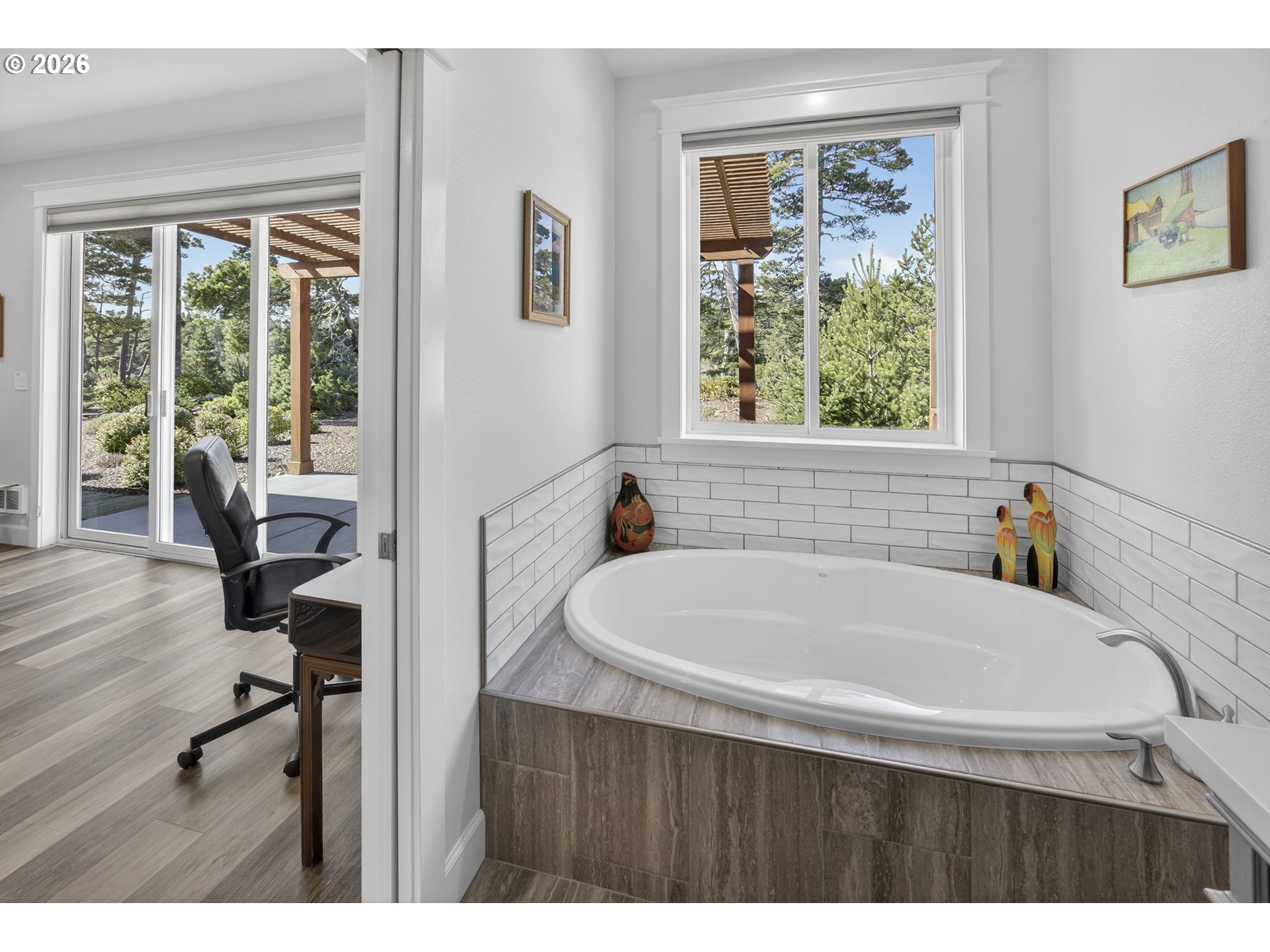 88084 Lake Point Drive Florence, OR 97439 - Photo 22 of 22 a bath tub sitting next to a window