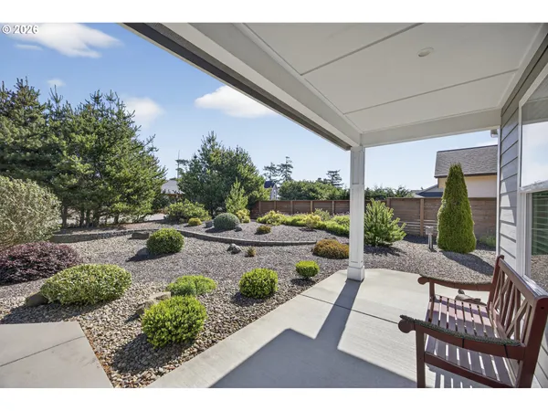 $858,000 | 88084 Lake Point Drive, Florence, OR 97439