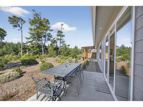 $858,000 | 88084 Lake Point Drive, Florence, OR 97439