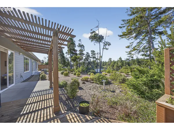 $858,000 | 88084 Lake Point Drive, Florence, OR 97439