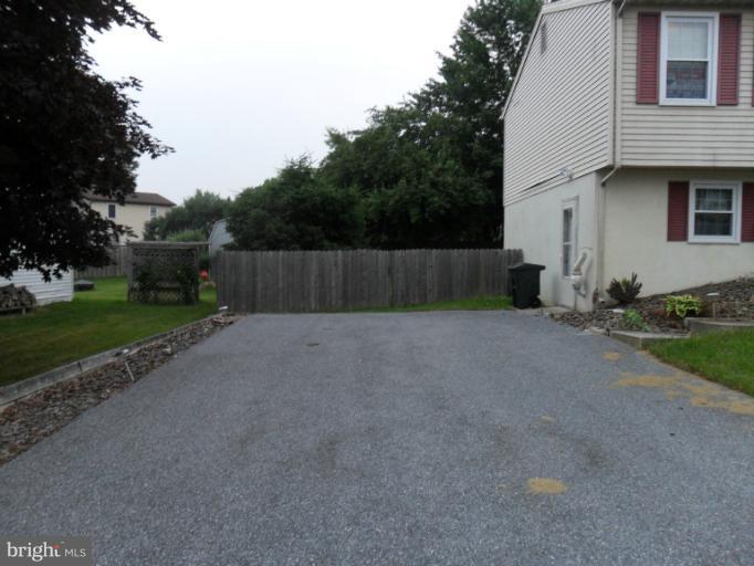 2815 Michelle Road Manchester, MD 21102 - Photo 7 of 18 Parking Pad & Driveway