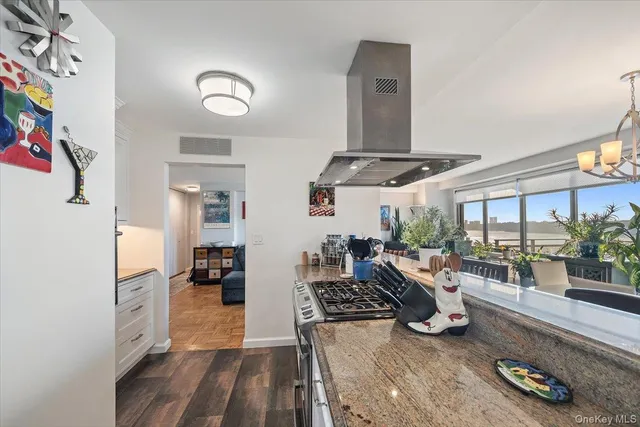 $988,000 | 3671 Hudson Manor Terrace, Unit 14LM | Riverdale