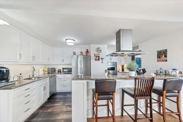 $988,000 | 3671 Hudson Manor Terrace, Unit 14LM | Riverdale