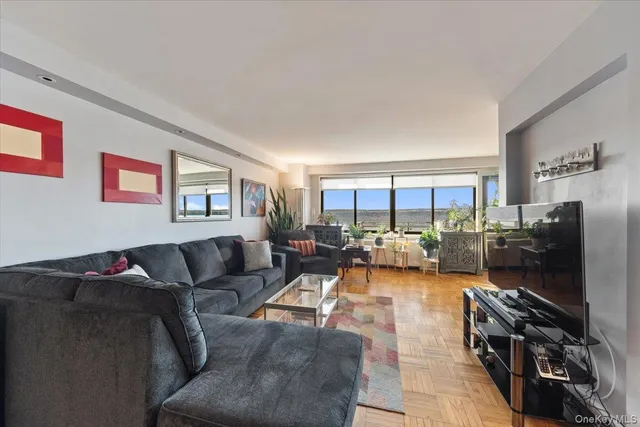 $988,000 | 3671 Hudson Manor Terrace, Unit 14LM | Riverdale