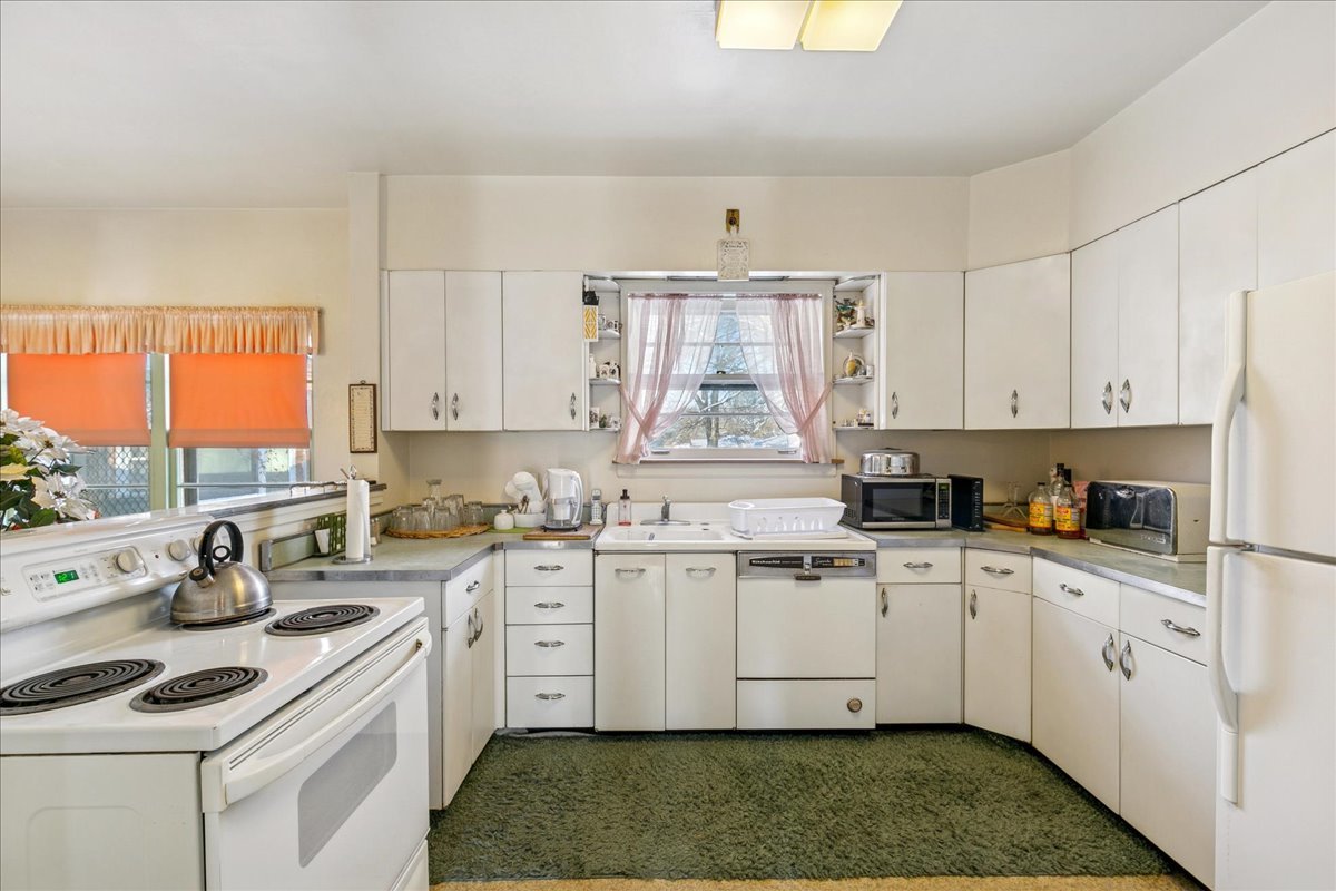 12157 South Perry Avenue Chicago, IL 60628 - Photo 9 of 20