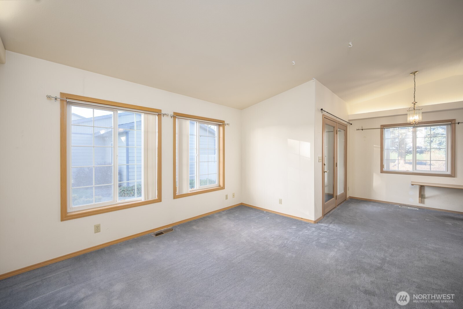 1000 13th Avenue Southwest, Unit 3 Quincy, WA 98848 - Photo 17 of 38 an empty room with windows and closet