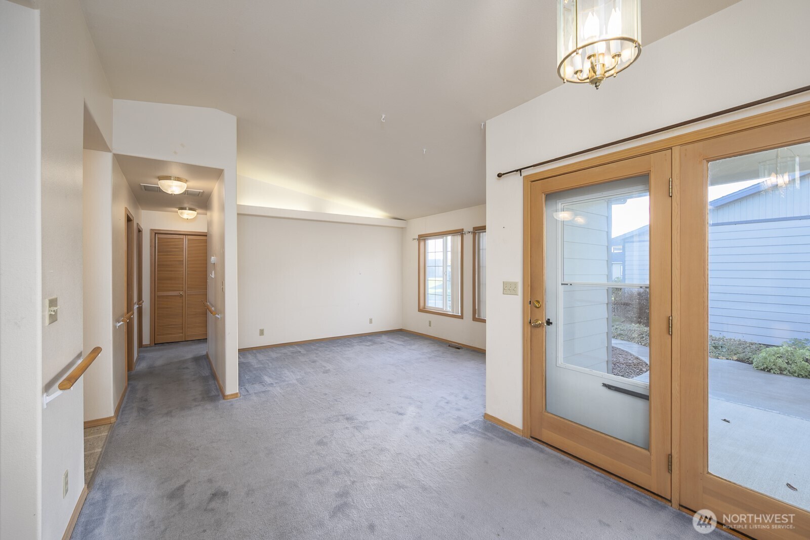 1000 13th Avenue Southwest, Unit 3 Quincy, WA 98848 - Photo 20 of 38 an empty room with windows