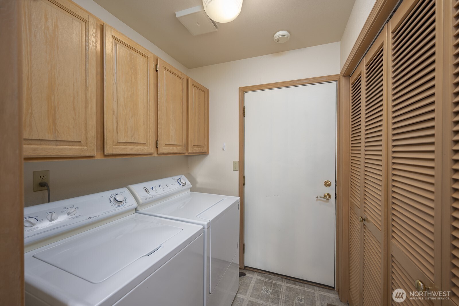 1000 13th Avenue Southwest, Unit 3 Quincy, WA 98848 - Photo 26 of 38 a utility room with dryer and washer