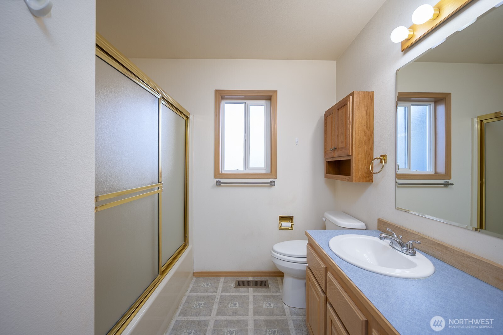 1000 13th Avenue Southwest, Unit 3 Quincy, WA 98848 - Photo 29 of 38 a bathroom with a sink and a mirror