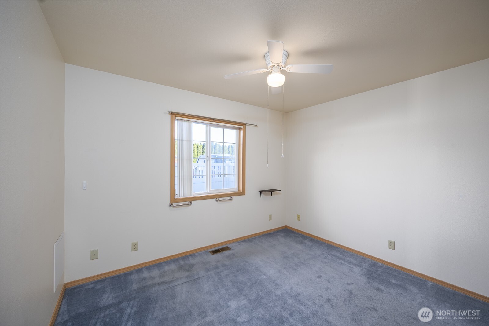 1000 13th Avenue Southwest, Unit 3 Quincy, WA 98848 - Photo 31 of 38 an empty room with a window