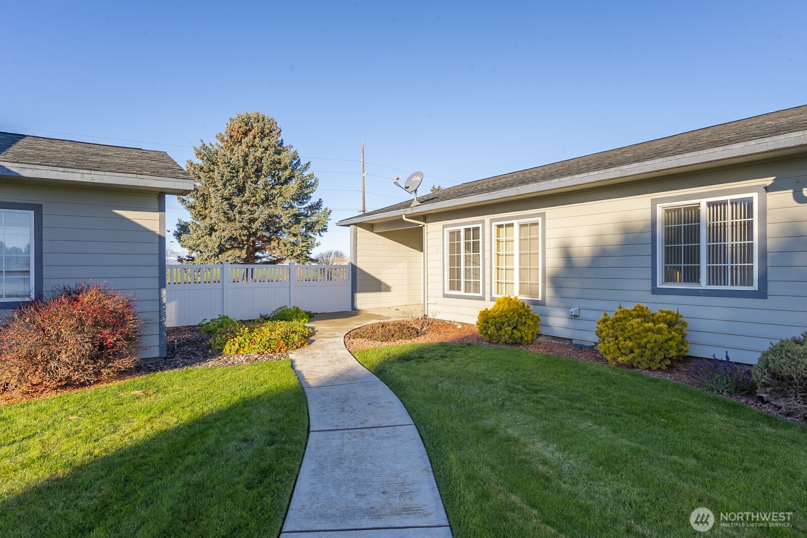 1000 13th Avenue Southwest, Unit 3 Quincy, WA 98848 - Photo 9 of 38 a front view of a house with garden