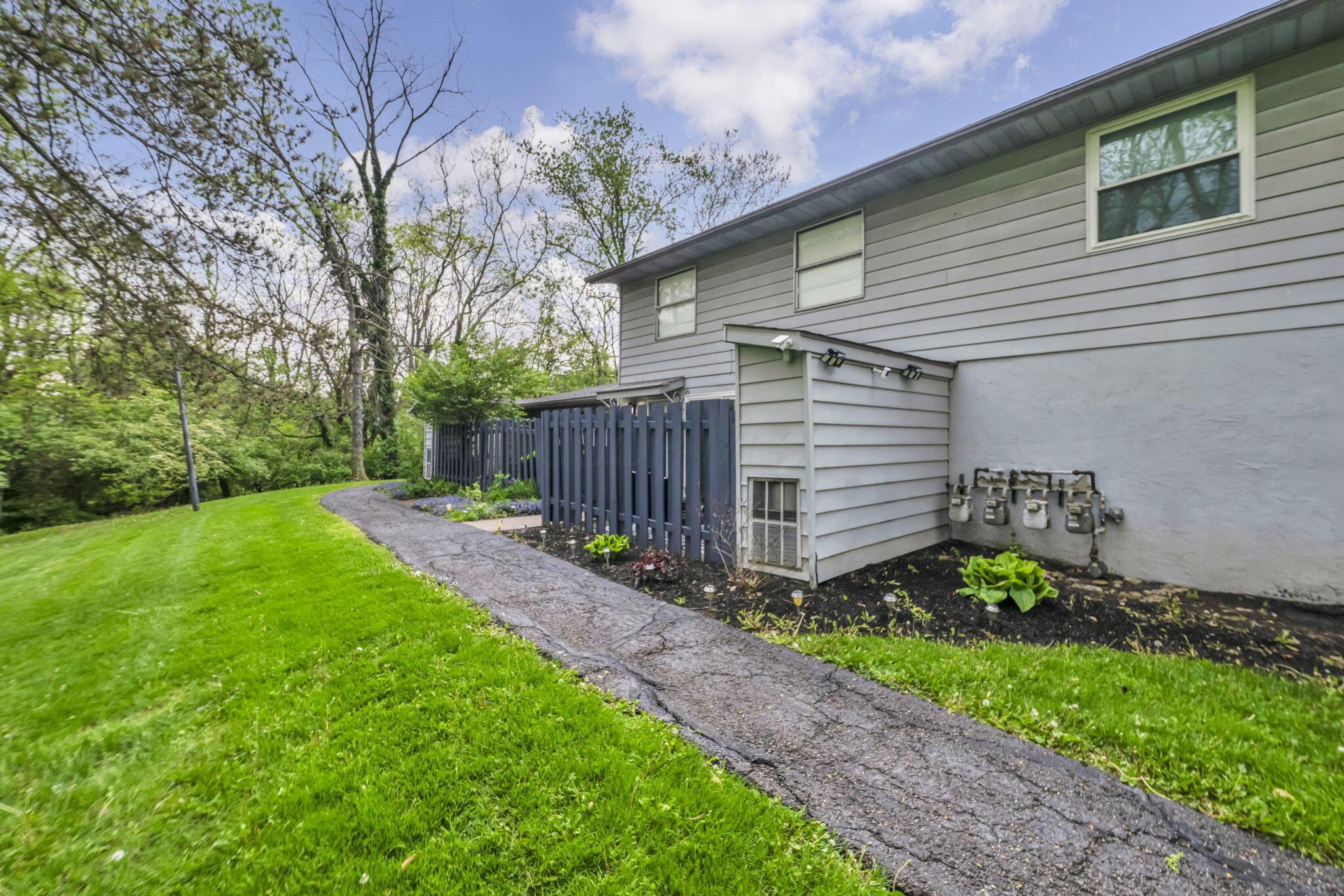 717 Cherry Hollow Road, Unit B Columbus, OH 43228 - Photo 4 of 33 4-web-or-mls-Cherry Hollow_25