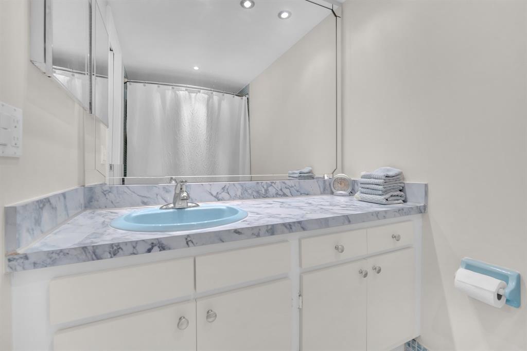 605 Oaks Drive, Unit 907 Pompano Beach, FL 33069 - Photo 19 of 41 Primary Bathroom