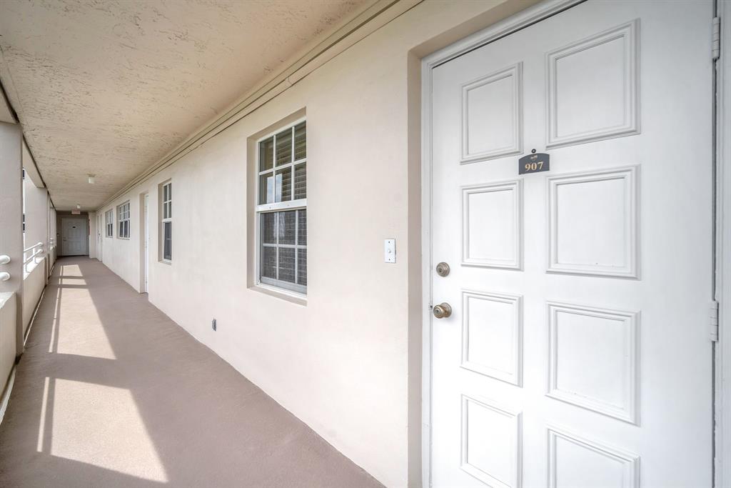 605 Oaks Drive, Unit 907 Pompano Beach, FL 33069 - Photo 24 of 41
