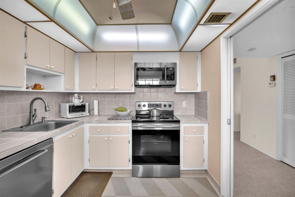 605 Oaks Drive, Unit 907 Pompano Beach, FL 33069 - Photo 3 of 41