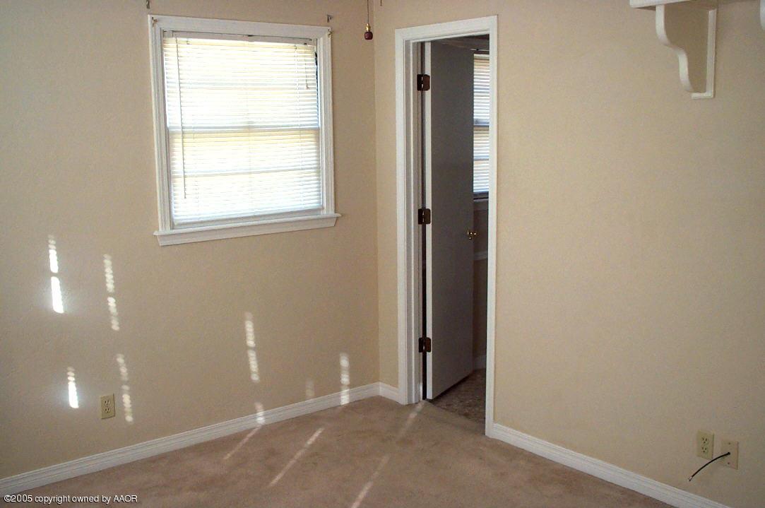7922 Goodnight Trail Amarillo, TX 79110 - Photo 12 of 18 an empty room with windows and closet