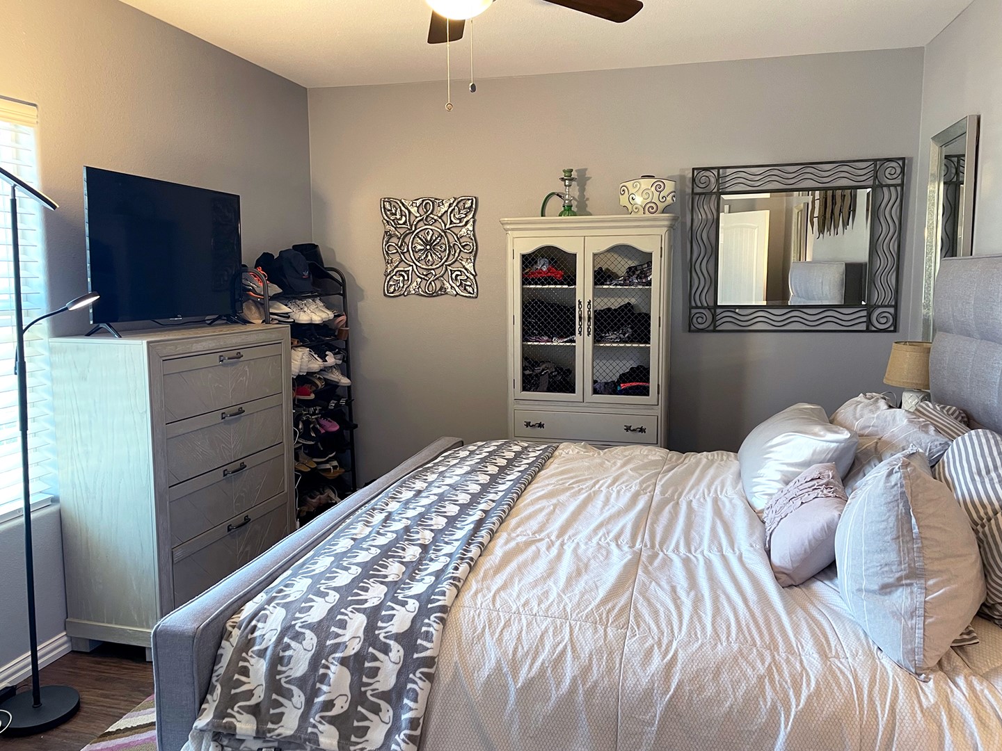 720 Caperton Street Houston, TX 77022 - Photo 20 of 25 a bedroom with a bed and a television