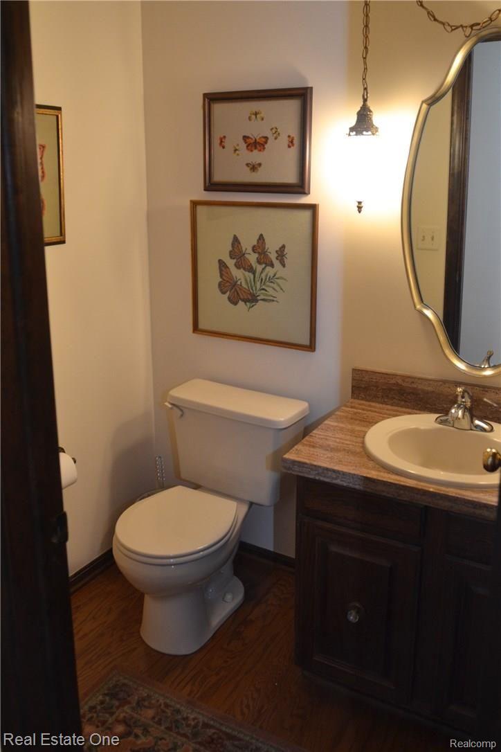 5216 Aintree Road Rochester, MI 48306 - Photo 9 of 42 First Floor 1/2 Bath