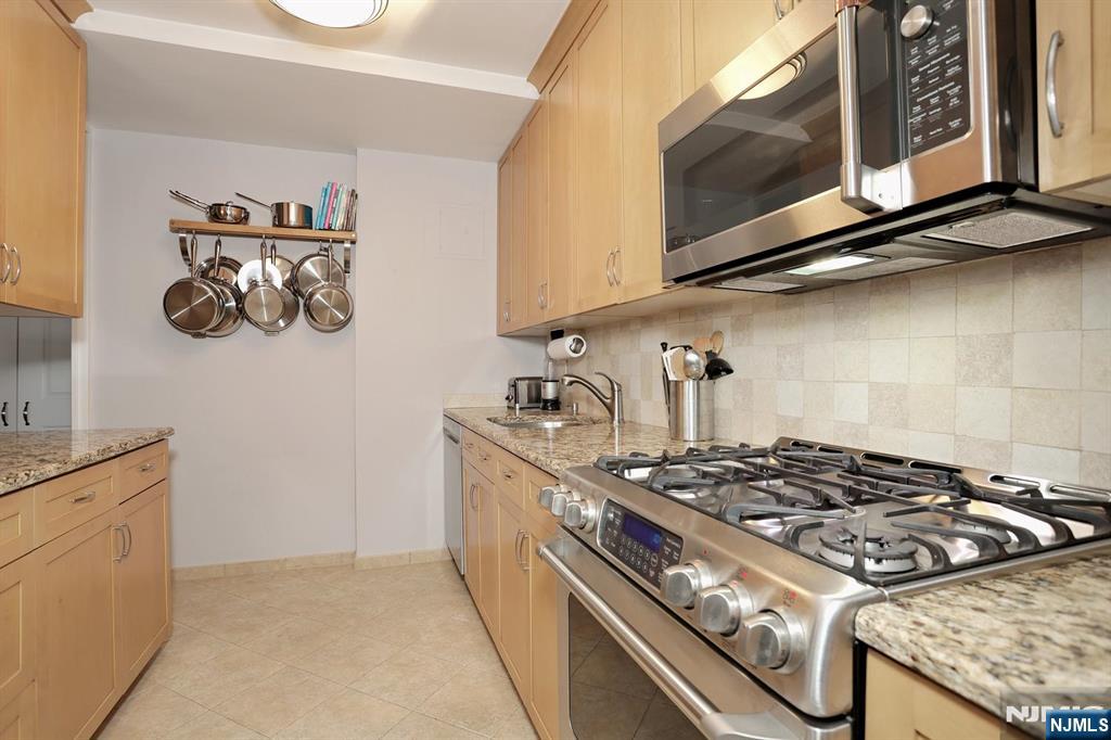 4 Horizon Road, Unit 815 Fort Lee, NJ 07024 - Photo 6 of 44 Gallery Image 6