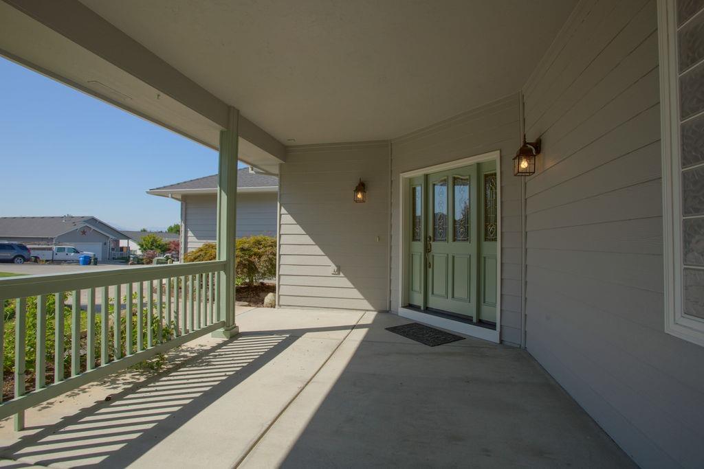 914 Ridgeview Drive Eagle Point, OR 97524 - Photo 6 of 34 a view of a balcony
