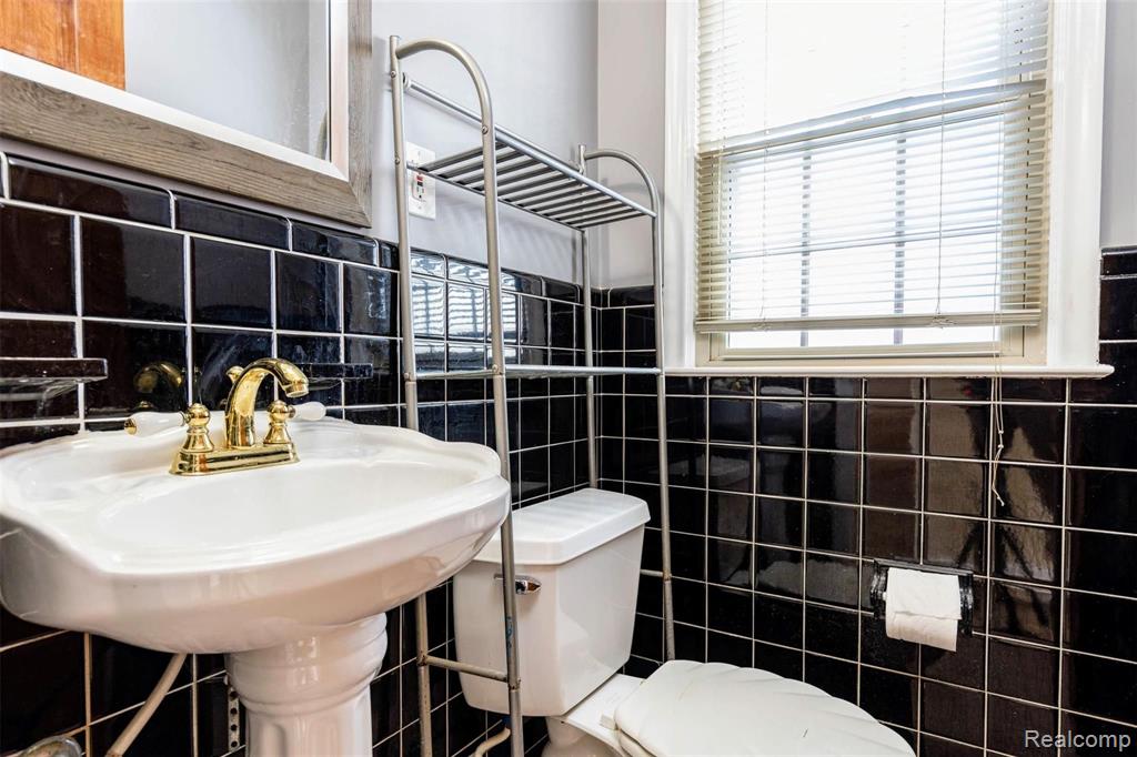 1442 Devonshire Road Grosse Pointe Park, MI 48230 - Photo 12 of 48