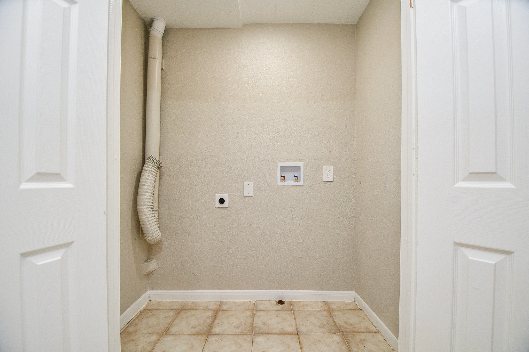1606 Harris Avenue Pasadena, TX 77506 - Photo 17 of 20 Compact laundry area with hookups for a washer and dryer.