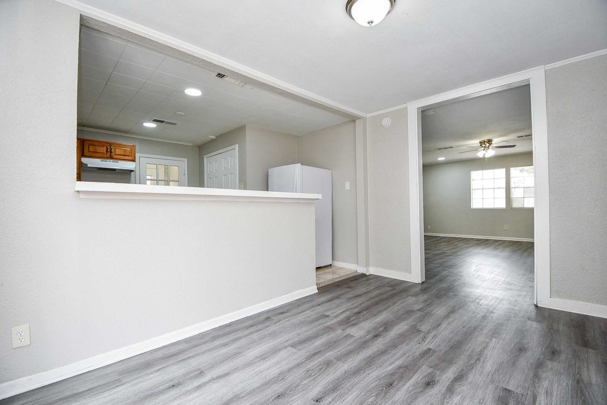 1606 Harris Avenue Pasadena, TX 77506 - Photo 5 of 20 Kitchen features a convenient breakfast bar.