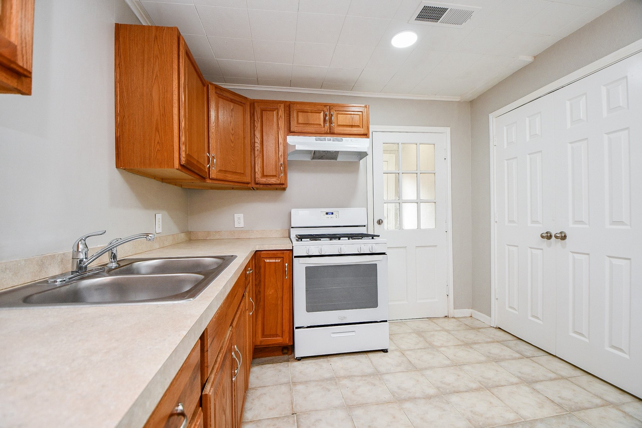 1606 Harris Avenue Pasadena, TX 77506 - Photo 7 of 20 Perfect for preparing delicious meals and showcasing your culinary skills.