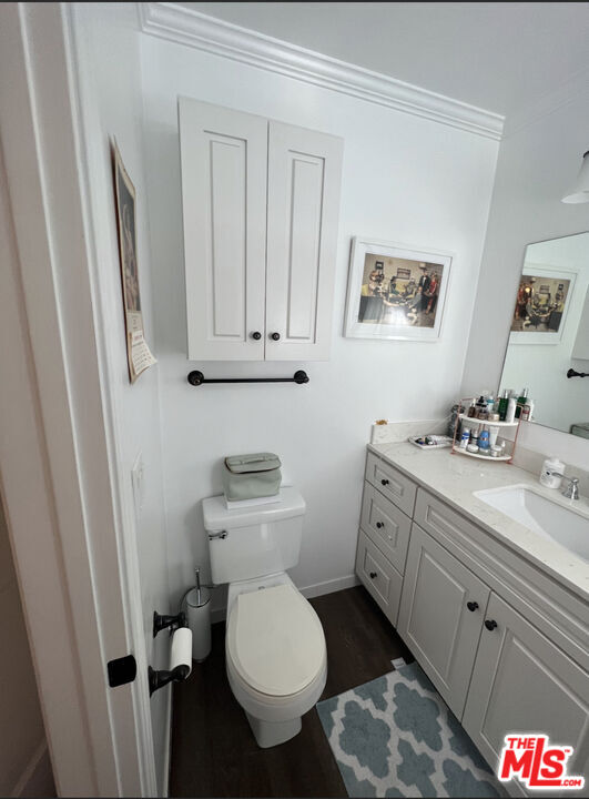 3125 Stanford Avenue Venice, CA 90292 - Photo 14 of 33 a bathroom with a toilet sink and vanity