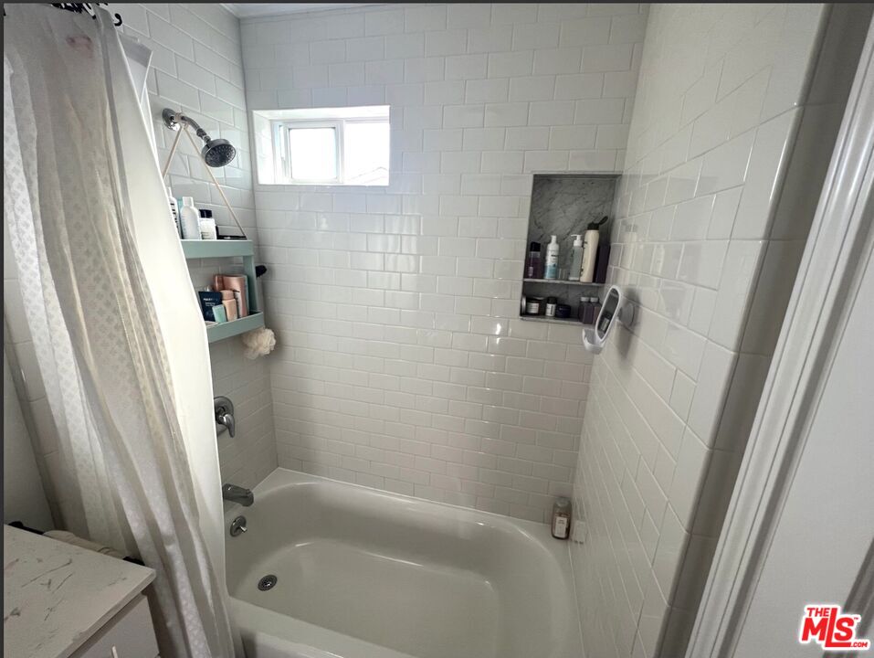 3125 Stanford Avenue Venice, CA 90292 - Photo 16 of 33 a bathroom with a tub and a shower