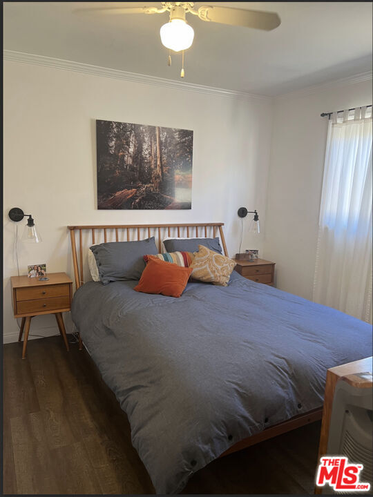 3125 Stanford Avenue Venice, CA 90292 - Photo 17 of 33 a bedroom with a bed and window