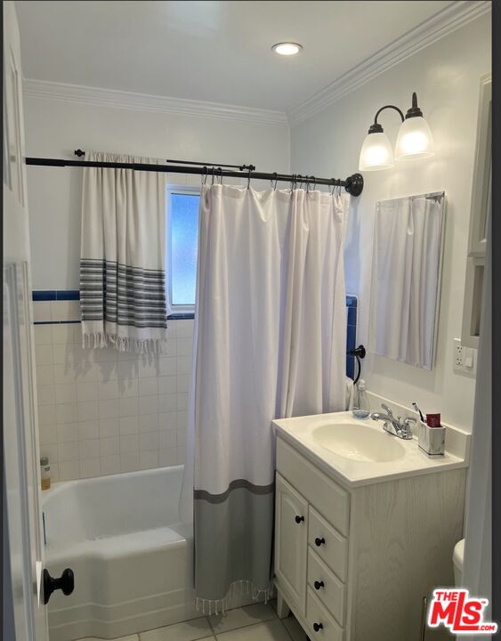 3125 Stanford Avenue Venice, CA 90292 - Photo 20 of 33 a bathroom with a double vanity sink and a mirror