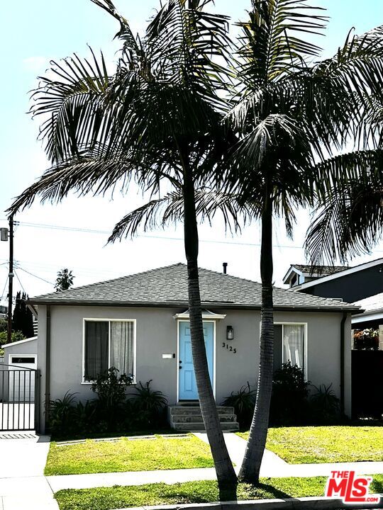 3125 Stanford Avenue Venice, CA 90292 - Photo 2 of 33 a front view of a house with garden