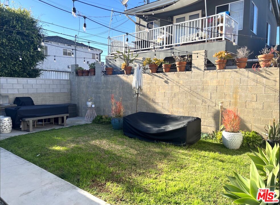 3125 Stanford Avenue Venice, CA 90292 - Photo 24 of 33 a view of a backyard with plants and a patio
