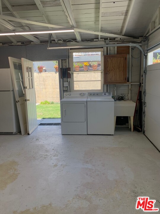 3125 Stanford Avenue Venice, CA 90292 - Photo 28 of 33 a view of utility room