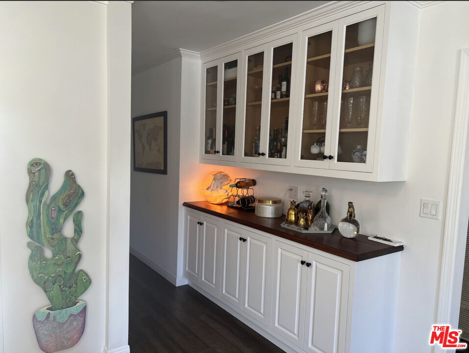 3125 Stanford Avenue Venice, CA 90292 - Photo 9 of 33 a kitchen with sink and cabinets