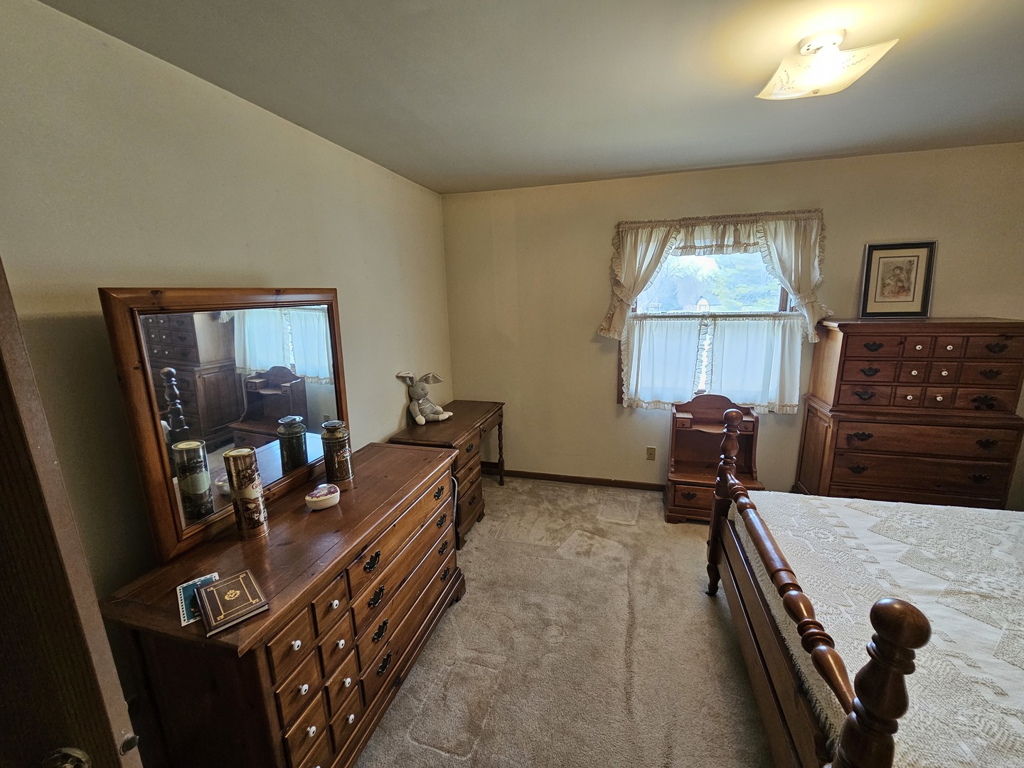 847-849 Rhodes Street Woodstock, IL 60098 - Photo 29 of 44 a view of a livingroom with furniture and windows