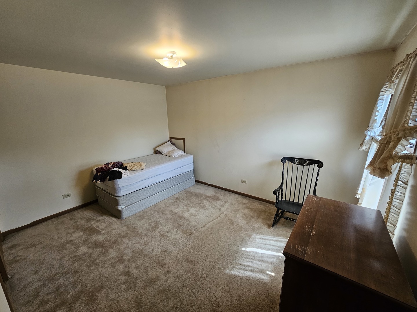 847-849 Rhodes Street Woodstock, IL 60098 - Photo 38 of 44 a room with furniture
