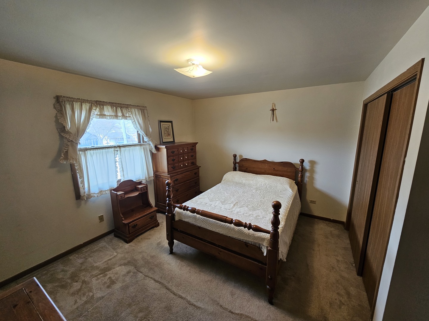 847-849 Rhodes Street Woodstock, IL 60098 - Photo 40 of 44 a room with furniture and window