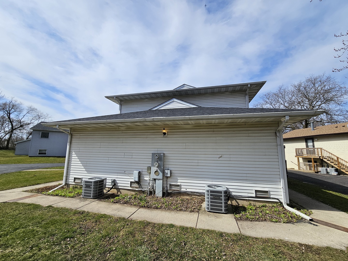 847-849 Rhodes Street Woodstock, IL 60098 - Photo 5 of 44 a front view of a house with garden