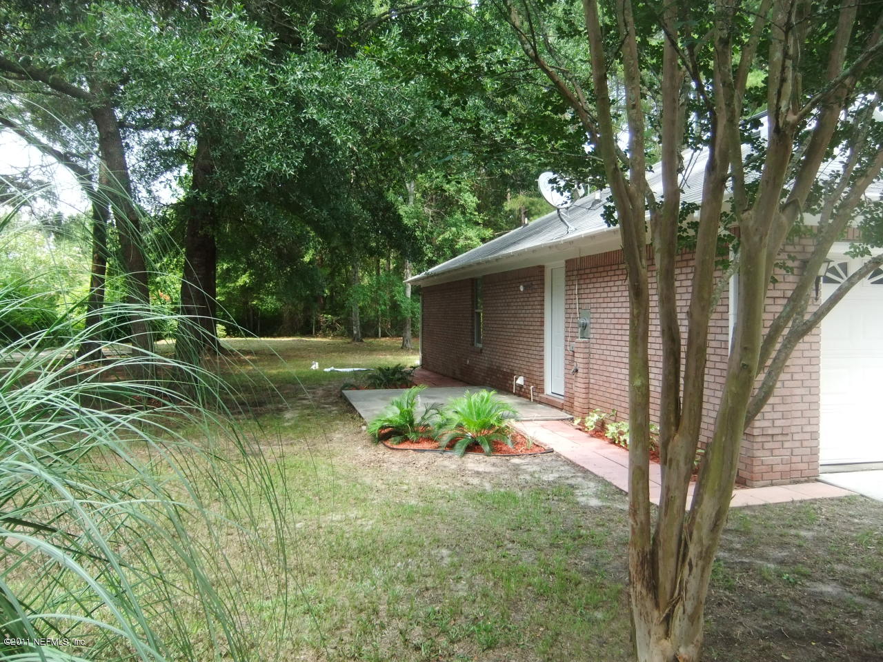 56101 Griffin Road Callahan, FL 32011 - Photo 3 of 18 a backyard of a house with lots of green space