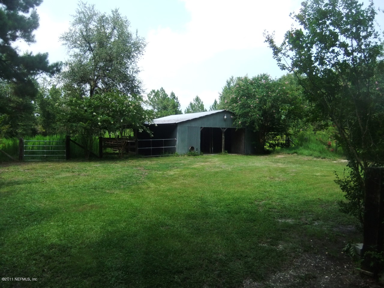 56101 Griffin Road Callahan, FL 32011 - Photo 4 of 18 a view of a backyard with a garden