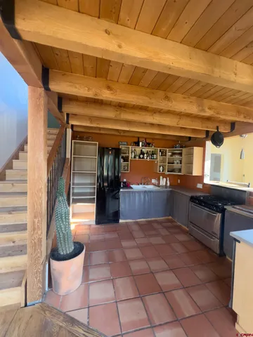 a view of a house with backyard and trees