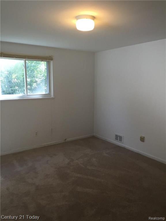 29574 Fall River Road Southfield, MI 48076 - Photo 15 of 17