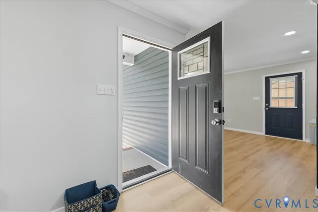 a view of livingroom with furniture and ceiling fan