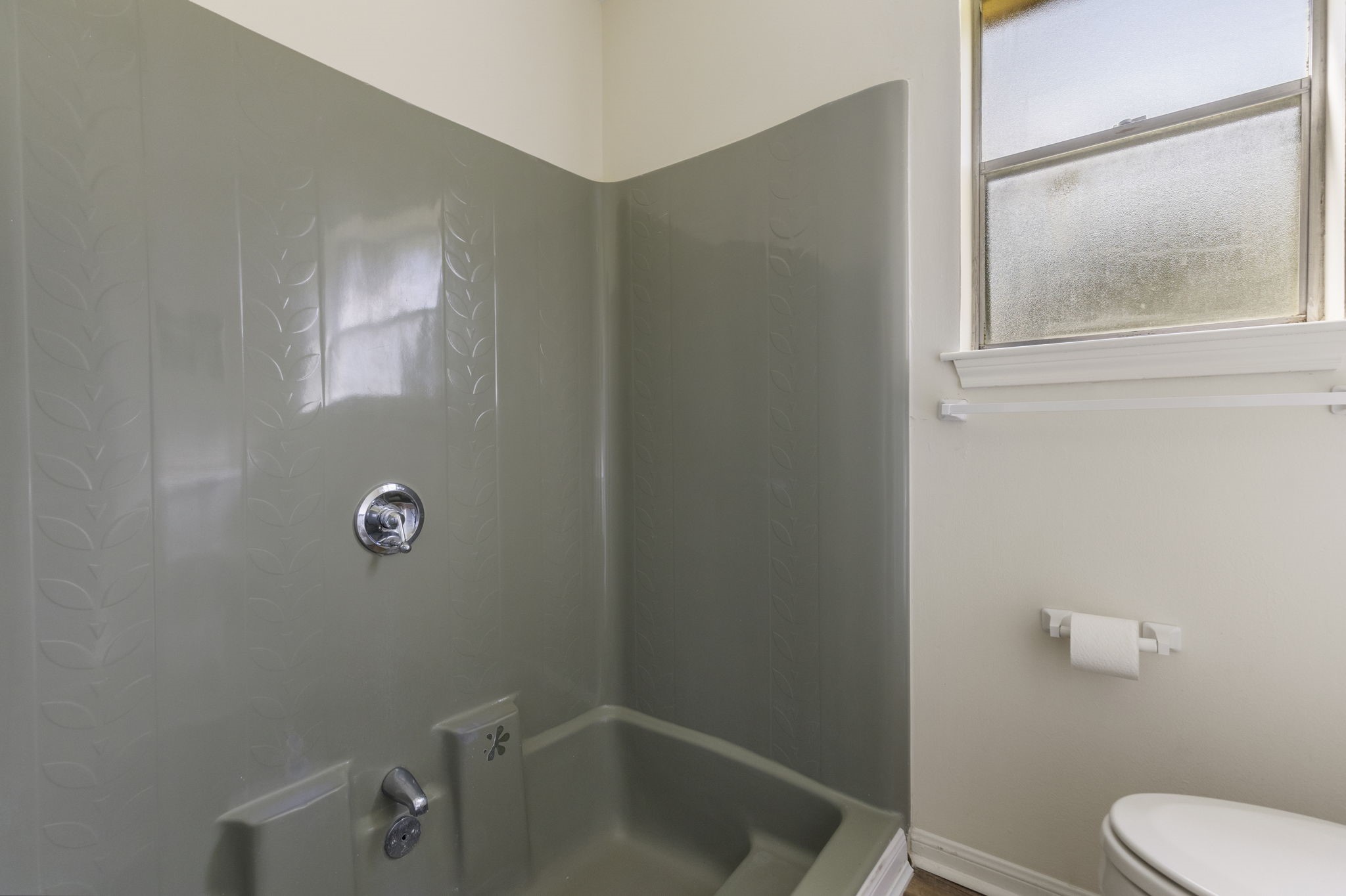 519 Kathy Street Humble, TX 77338 - Photo 11 of 21 Soaking tub in secondary bathroom.