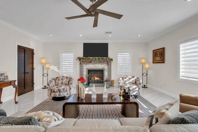 $2,595,000 | 40 Dintree Lane | Tottenville